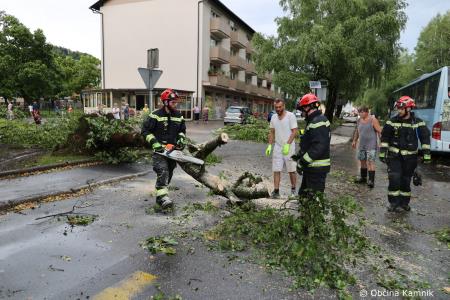Neurje z vetrom podiralo drevesa in odkrivalo strehe (15)